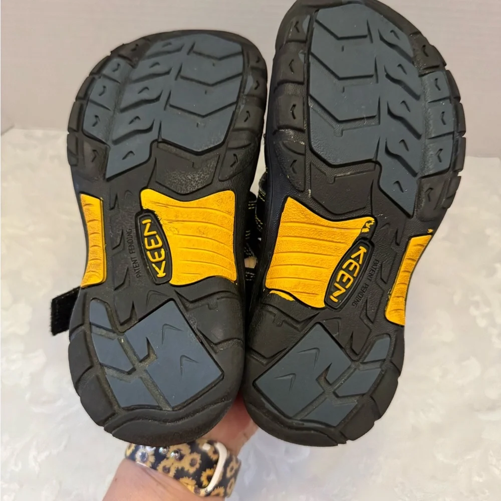 Keen Newport‎ H2 Kids Size 3 Black Yellow Waterproof Sandal Hiking Shoe